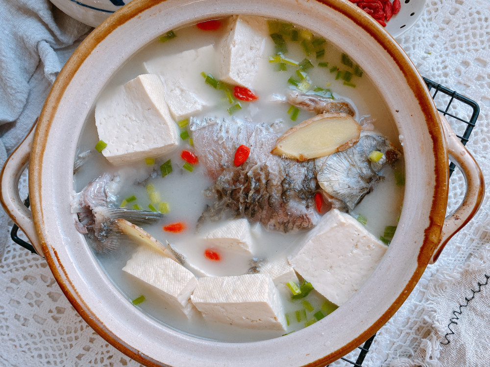 天冷了煲一鍋鯽魚豆腐湯,湯色奶白,肉質細嫩,營養豐富還能補鈣