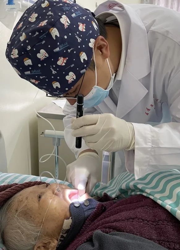 会诊检查实施面瘘清创手术来源:徐汇区牙病防治所编辑:宁平英校对