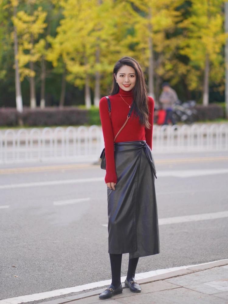 今年流行的"皮裙"太好看了,搭配针织衫,毛衣,chic又高级插图5