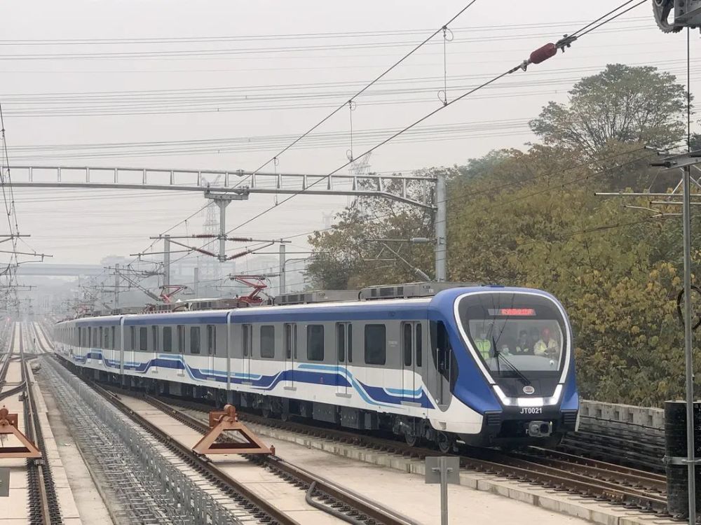 江跳线)jt002号列车在随车调度的发车指令下,缓缓从双福车辆段发出经