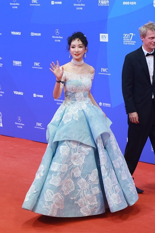 萨顶顶的狐狸眼好勾人虽然泡泡袖有点显胖但印花挺有气质