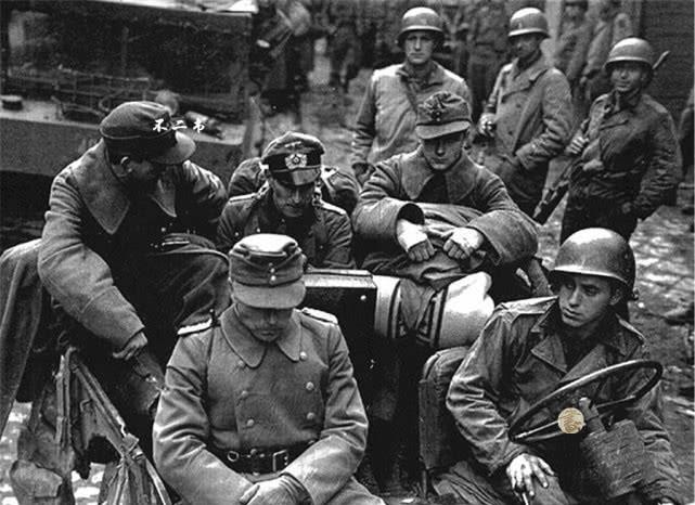 二战老照片直击镜头前战败投降的德军高举双手再无疯狂模样