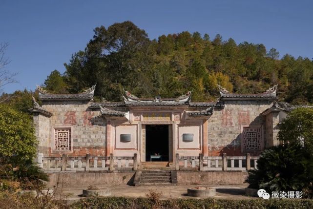 龙山公祠(赖氏家廟)见我们在放无人机,一位村民过来聊天,指着山那头说