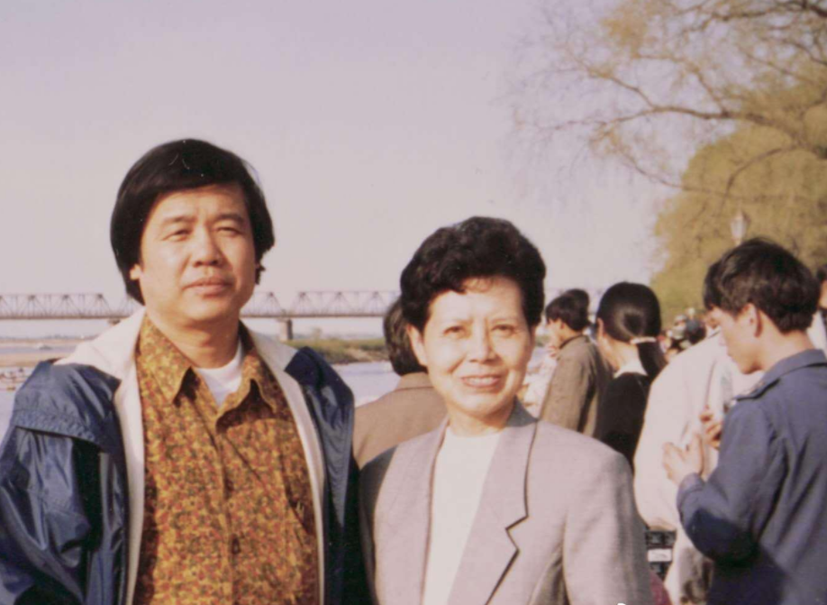 沈力的丈夫在八十年代初就去世了,后来她只能独自面对人生的风风雨雨.