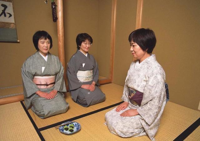 日本人吃饭不穿鞋要是有人脚臭咋办当地人大惊小怪