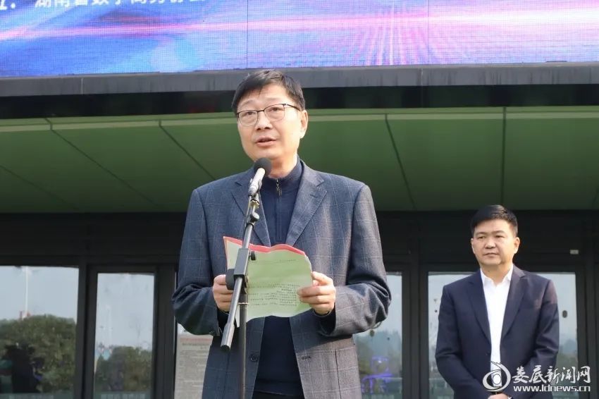 湖南省商务厅党组成员,副厅长周越宣读"湖南省直播