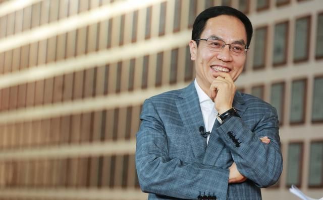 他不仅创立了汉能集团,还修建了国内规模巨大的金安桥水电站,至今仍是