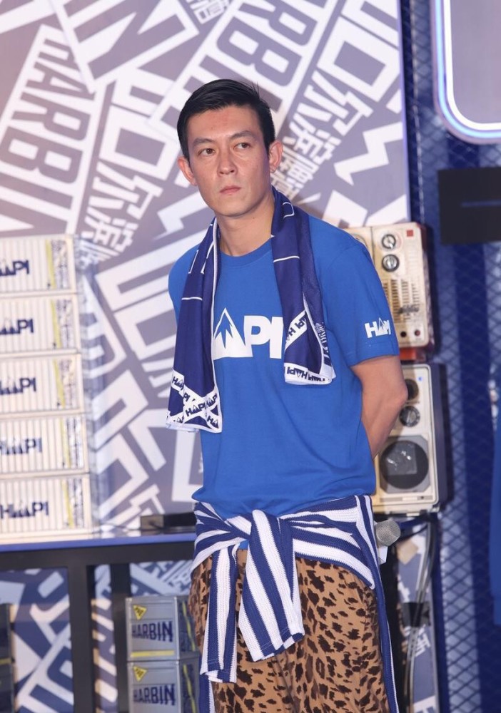 陈冠希老了也不甘落后穿蓝色t恤配奶奶裤还挺时髦的