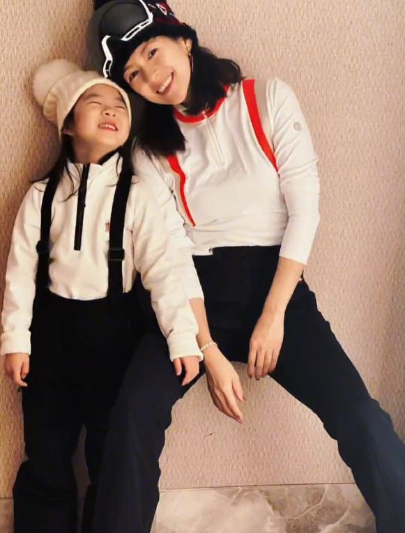 章子怡与女儿穿亲子装,5岁醒醒越大越漂亮,母女笑起来一模一样