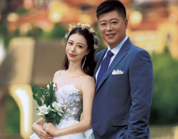 妻子依偎在他身边,颜值超高,气质甜美,一家人的幸福几乎溢出了屏幕