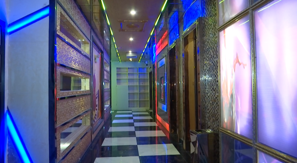 男子酒后从ktv电梯重重摔下,想看监控视频却遭拒绝,店家回应……_腾讯