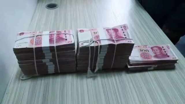 的公文包放在了桌上,一捆,两捆……看着老人从包里拿出20多万元现金