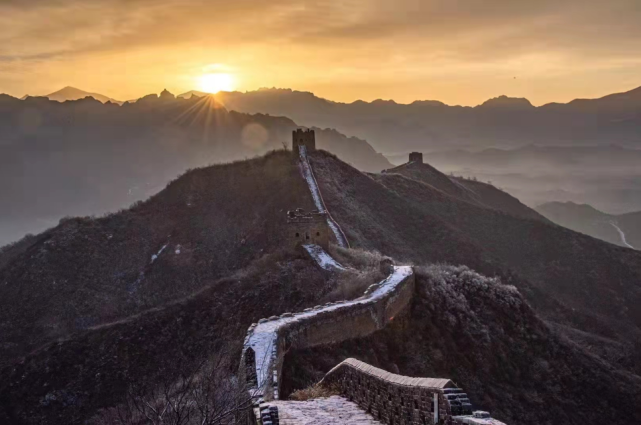 栉风沐雨 默默奉献的人民警察在此我们致敬每一位这是个庄严又有温度