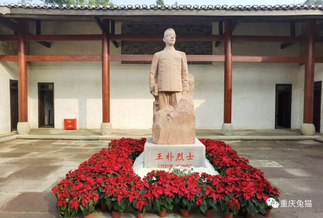 旧居内部陈设,还原当年的布局.王朴烈士生前学习生活的场景.