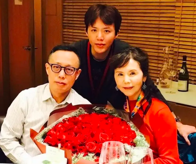 自毁前程辜负母亲李云迪跌落神坛后妈妈被全网同情