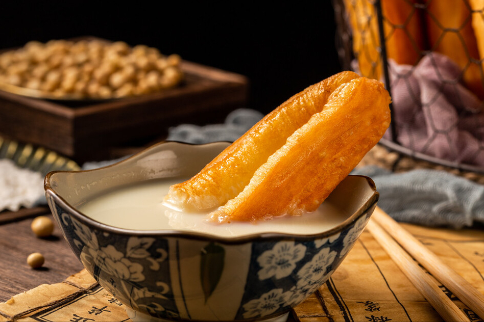 早餐店老板教你炸油条分享详细配方个个蓬松酥脆干净又卫生