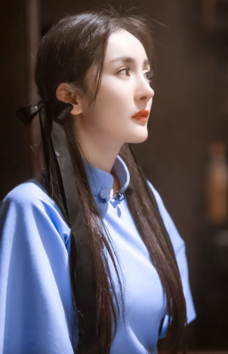 杨幂的事业是成功的,懂得做减法的人才是快乐的,放下很多身上的负担