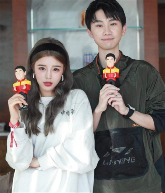 走秀现场玩"夫妻小游戏"?doinb让糖小幽假装酥酥,她无奈配合