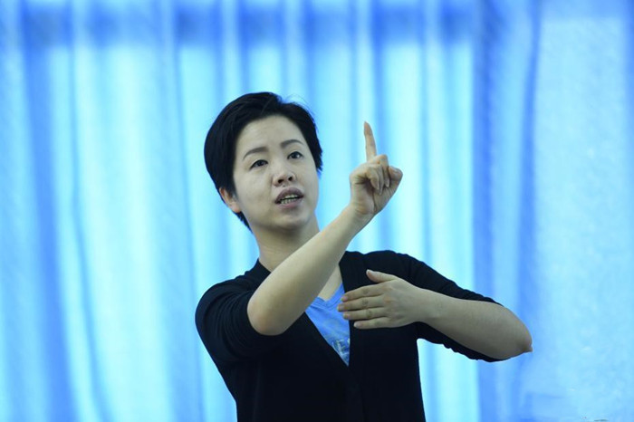 中国首位聋人语言博士听力丧失却精通多种语言缺陷造就心灵美