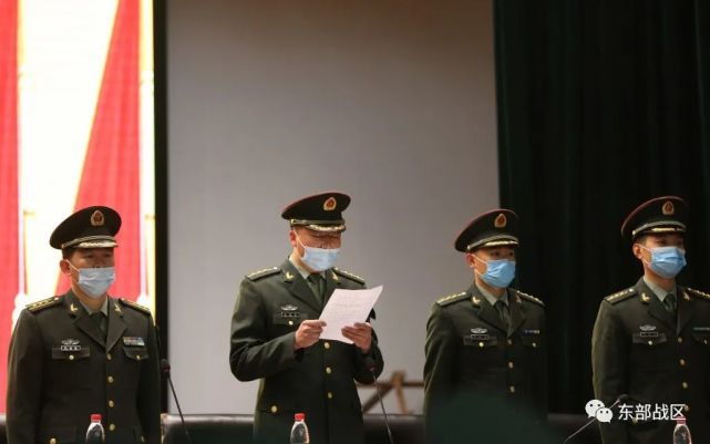 东部战区直属部队新兵授衔