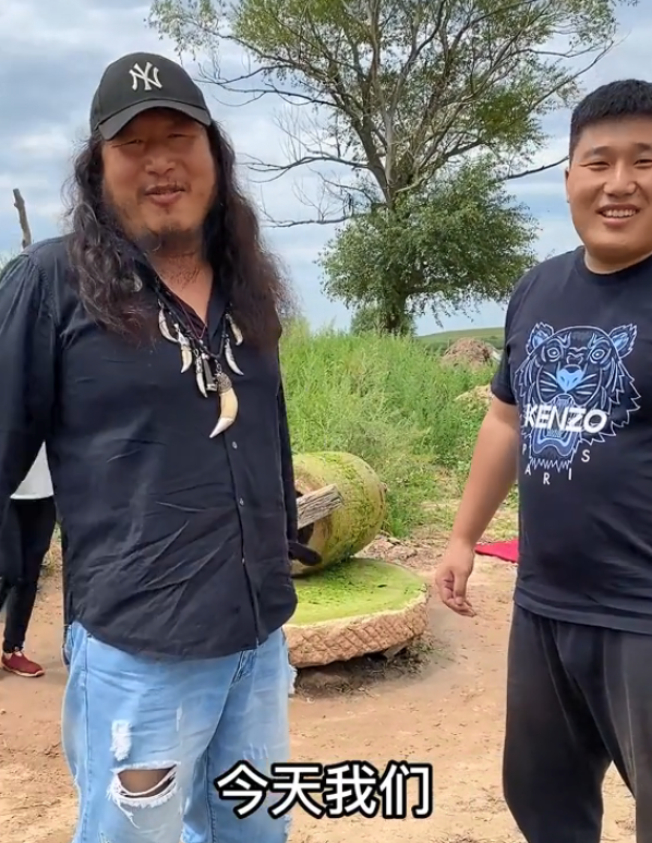 没底线毛子哥夸自家羊肉有青草味放调料是对它的侮辱