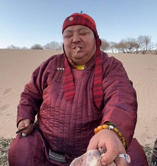 没底线毛子哥夸自家羊肉有青草味放调料是对它的侮辱