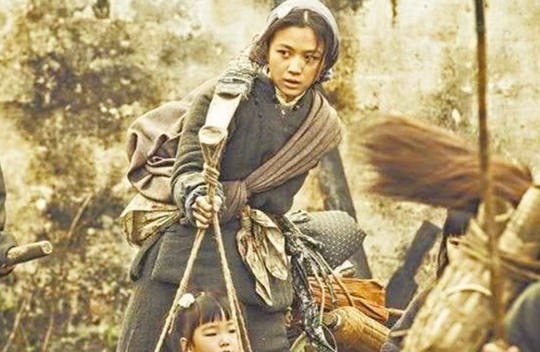 逃荒路上,妇人挑着两小孩逃亡,一道长看后说道:你挑的是2条龙