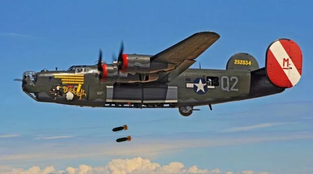 美国b24解放者轰炸机