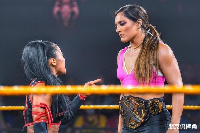 布洛克莱斯纳"屠夫装"上线,李霞首秀wwe主品牌就把领导给揍了|小萨米