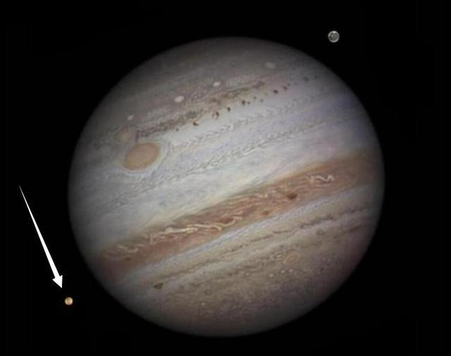 而木星最大的一颗卫星是木卫三,也是人类(伽利略)最早发现的四个木星