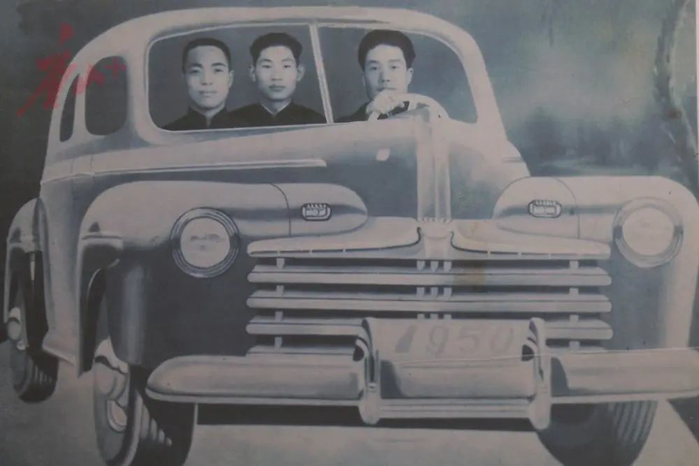 图为1950年,袁阔成(左),段起会(中),孙呈海(右)弟兄三人在小山的照相