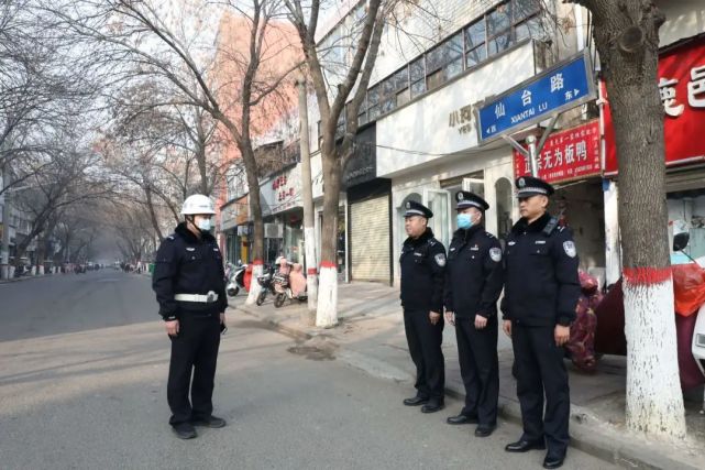 交警大隊,城區派出所民輔警鹿邑公安風雨中冷雨綿綿