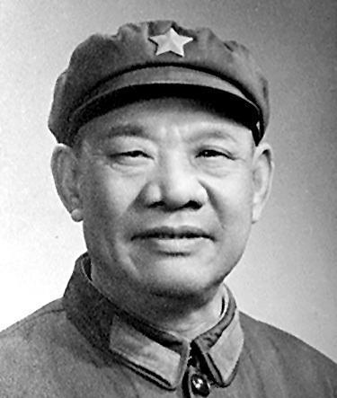 按资历是中将,授衔前4年开会时坏人背后开枪牺牲,后儿子授中将