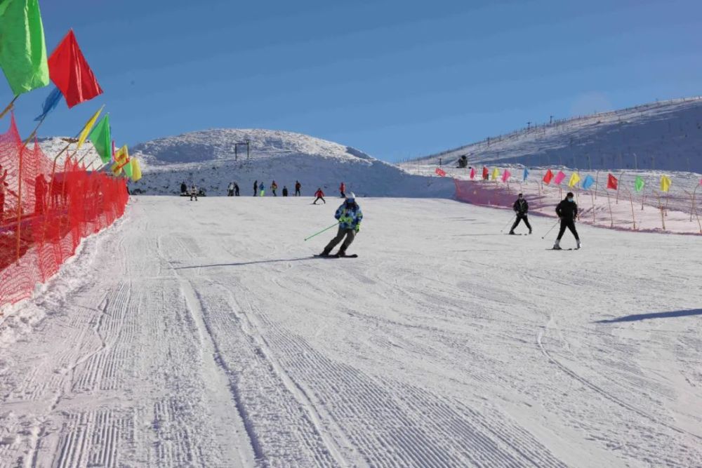 那拉提国际滑雪场开门迎客助力冬奥全民健身