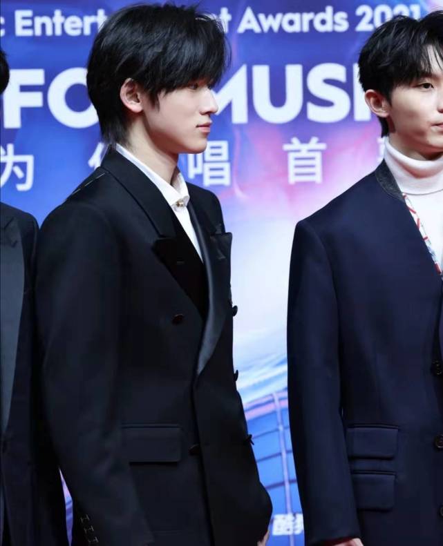 时代少年团tmea全员穿黑色西装,刘耀文抗住了生图,严浩翔自带贵气