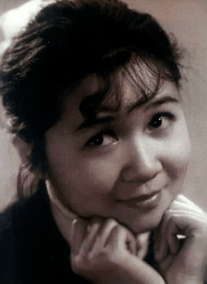 蔡明年轻时素颜照惊艳到我了