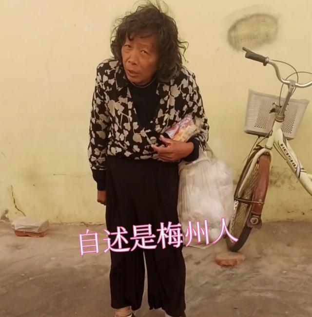 会说英语的老阿姨流落东莞街头吃泡面没有身份证只记得是梅州人