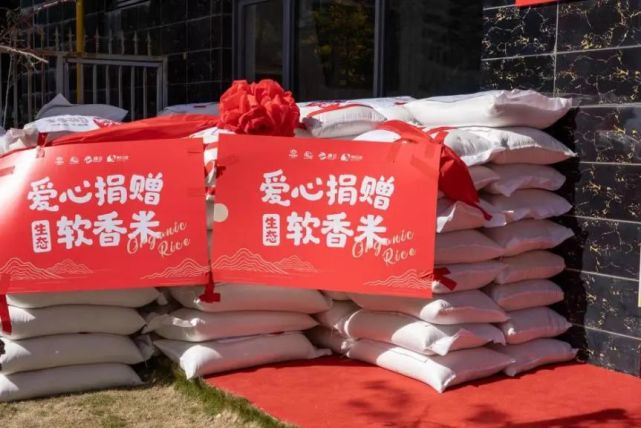 爱心公益捐赠到 老年食堂饭飘香