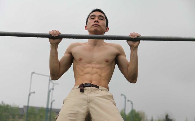 要是每天坚持做引体向上；我们会练成什么样的身材呢？