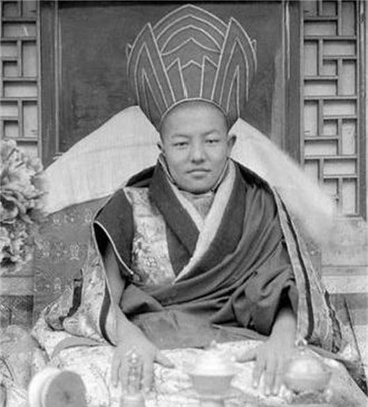 这位开国少将的弟弟是活佛,曾经打败马步芳,抗战时捐献飞机30架