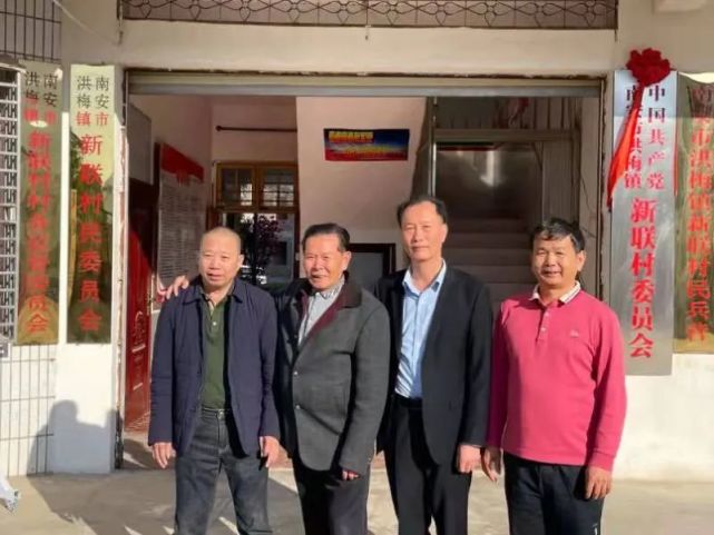 10日上午,洪梅镇新联村举行村级换届选举,村支书姚超龙"一肩挑",当选