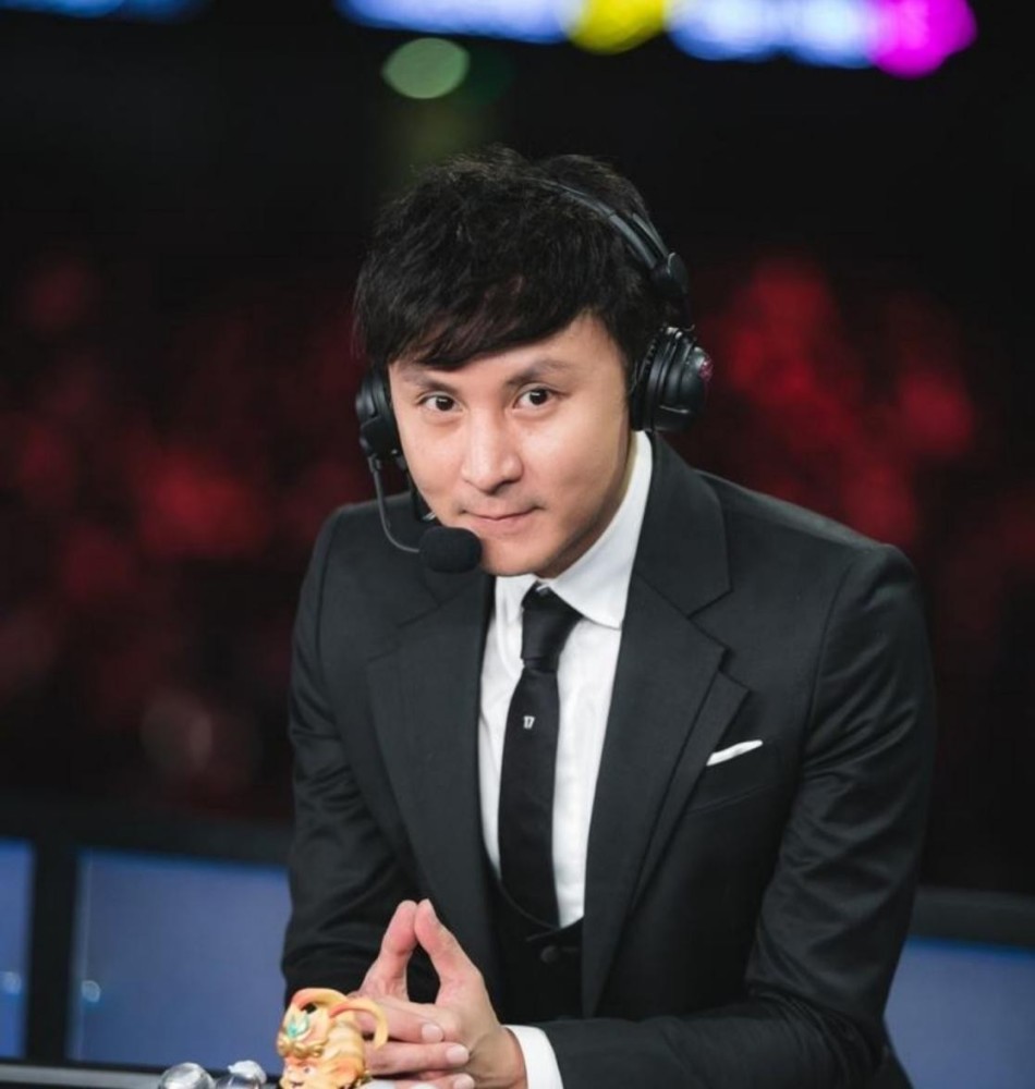 主持人朱桢晒全家合照,1岁小儿子首露正脸,一家四口模样好相似_腾讯新