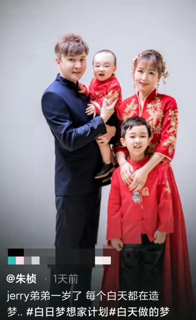 主持人朱桢晒全家合照,1岁小儿子首露正脸,一家四口模样好相似