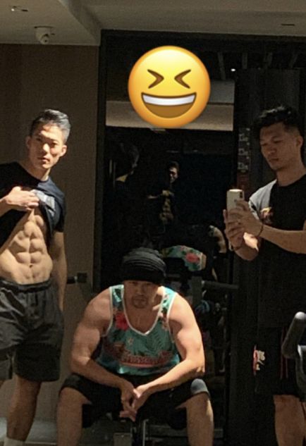 周杰伦晒健身成果壮硕手臂十分惊艳歌迷调侃天冷了请多加衣