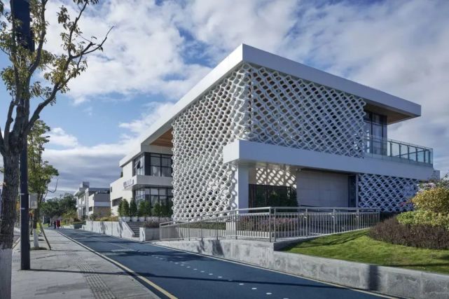 小型公共建筑设计温州深海黑珍珠餐厅案例