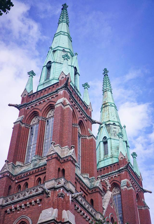 花园,森林以及海边,每一座教堂都出自不同的设计师之手,建筑风格也各