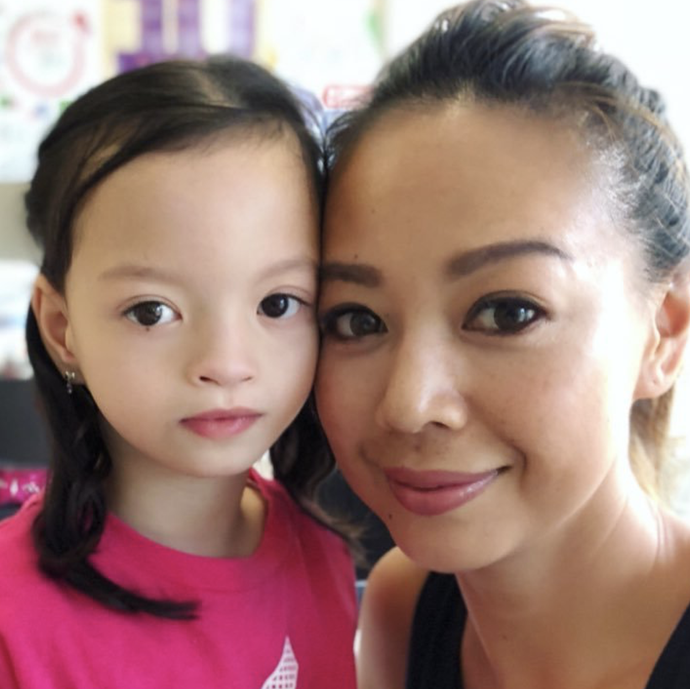 钟丽淇为患病大女儿庆生11岁穿公主裙仍坐轮椅小女儿搞怪可爱