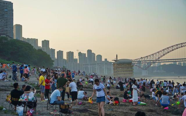 長江枯水季重慶出現美麗沙灘上萬市民遊玩成免費熱門景點