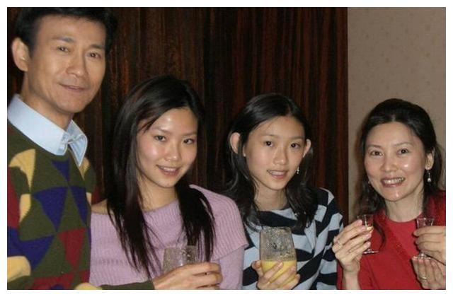 老倌阮兆辉,邓美玲,温志鹏及徒弟郑少秋等到场鞠躬送别,文千岁,梁少芯