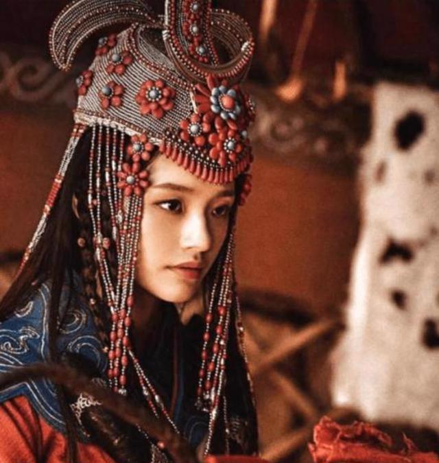 阔列坚的生母是忽兰,是成吉思汗最宠爱的女人,甚至和成吉思汗一起上